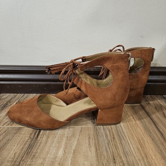 Heels - Picture 2 of 6